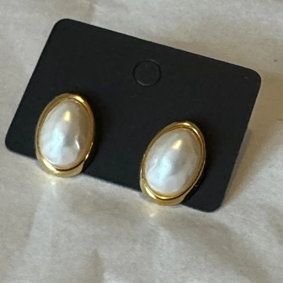 Elegant Gold and White Pearl Oval Earrings - Picture 7 of 8